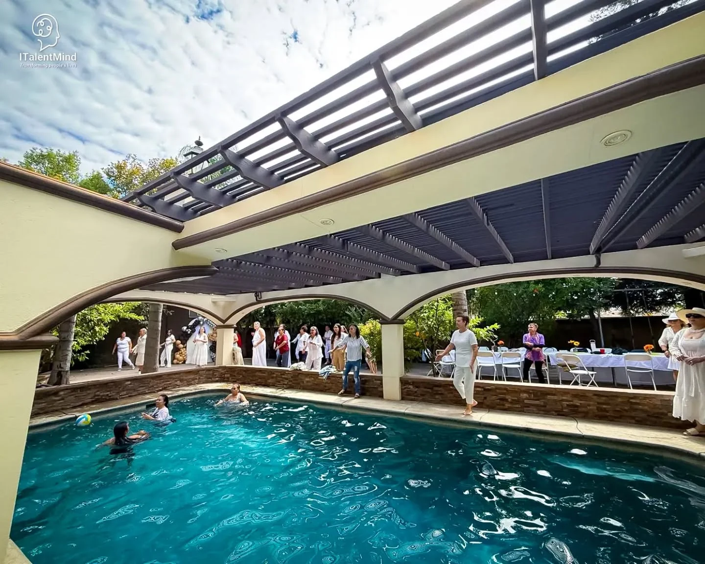 Piscina del espacio de Riverbank durante una actividad comunitaria de ITalentMind.
