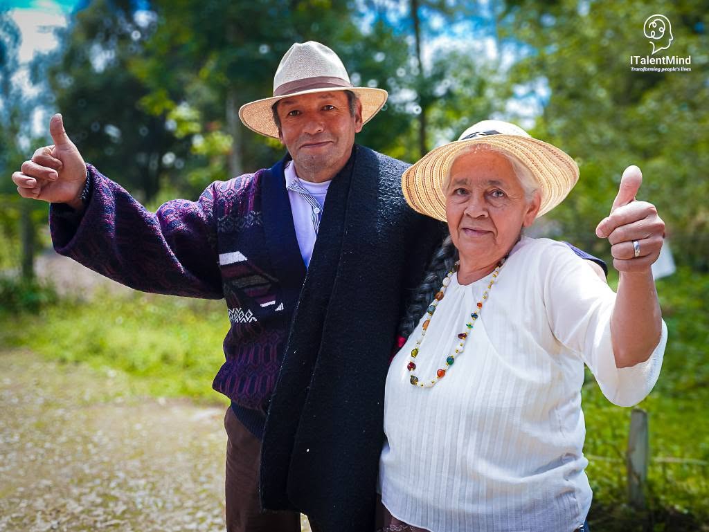 Dos personas mayores al aire libre levantan el pulgar durante un encuentro de ITalentMind.