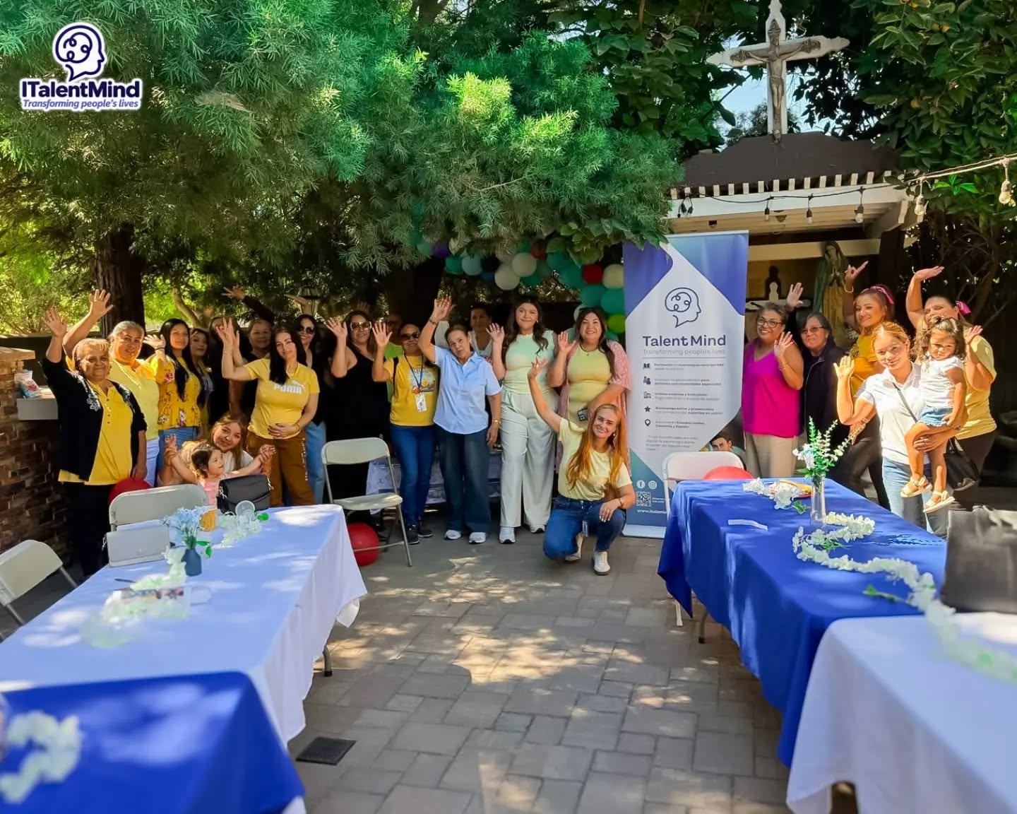 Participantes de distintas generaciones saludan durante un encuentro al aire libre de ITalentMind.
