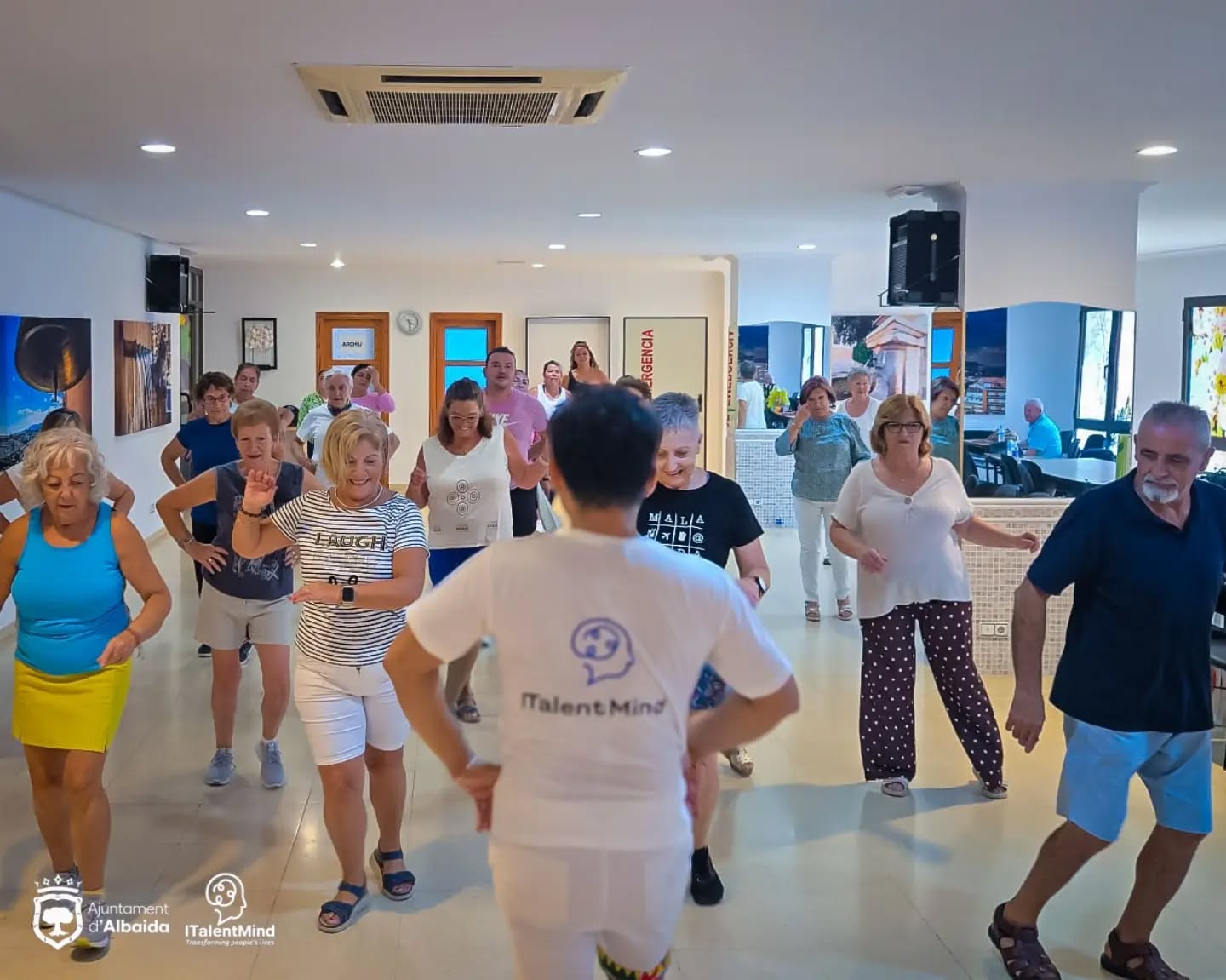 Un grupo participa en una actividad de movimiento con ITalentMind en Albaida.