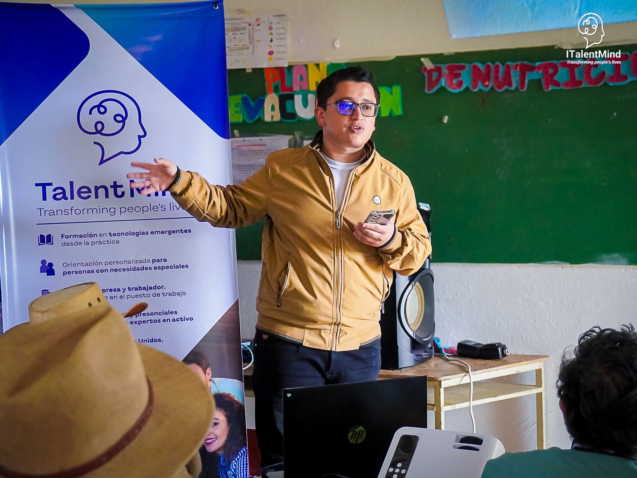 Un facilitador de ITalentMind comparte una presentación con un grupo en un aula.