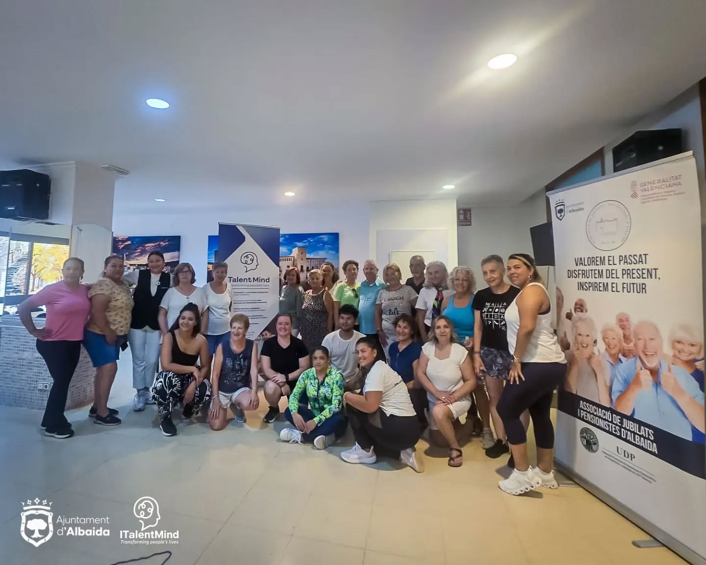 Participantes de ITalentMind posan al finalizar un encuentro comunitario en Albaida.