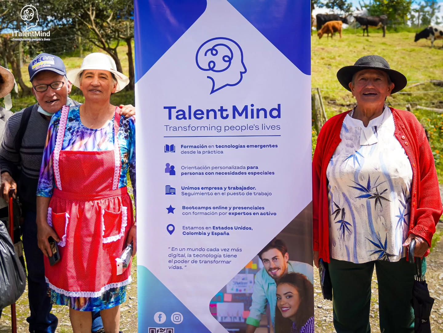 Personas mayores se reúnen al aire libre junto a un pendón institucional de ITalentMind.